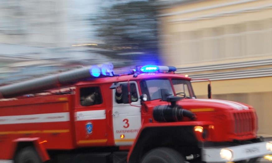 В центре Астрахани горит двухэтажный жилой дом