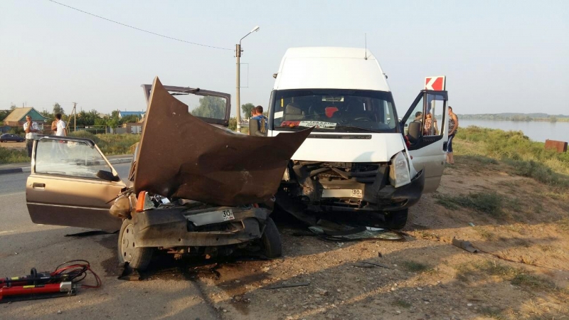 Под Астраханью столкнулись маршрутка и легковушка: 4 пострадавших