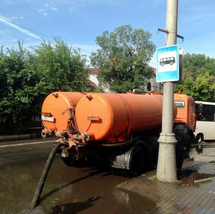С последствиями непогоды в Астрахани борется вся имеющаяся у города техника