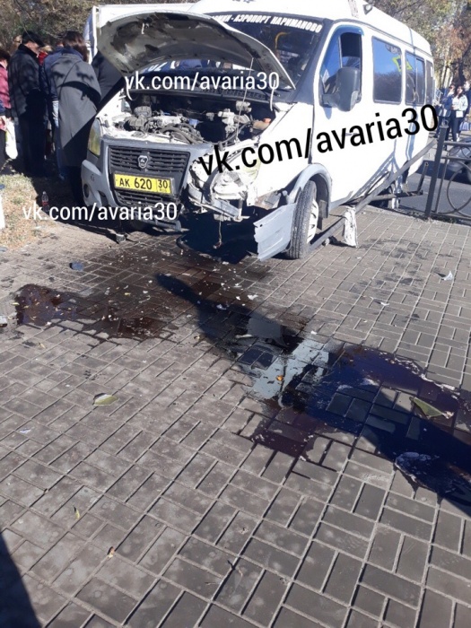 Серьезная авария в Астрахани: маршрутка снесла ограждение