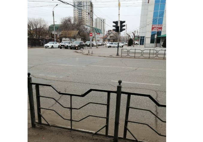 Вслед за дорожным знаком на Боевой в Астрахани убрали пешеходный переход