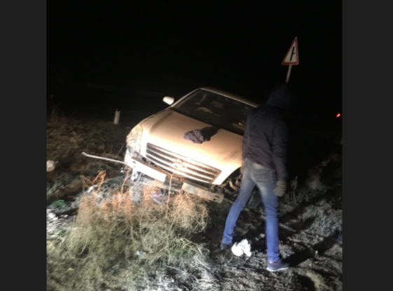 Ночью в Астрахани машина вылетела в кювет