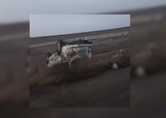 В Астрахани иномарка принакрылась бетонным столбом. Видео