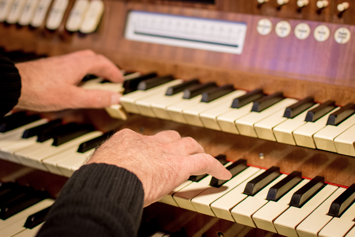 На органный концерт в католический храм юные астраханцы могут сходить за счет государства