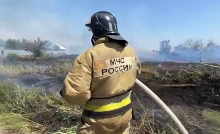 На северной окраине Астрахани с мусорным пожаром разбирались более четырех часов