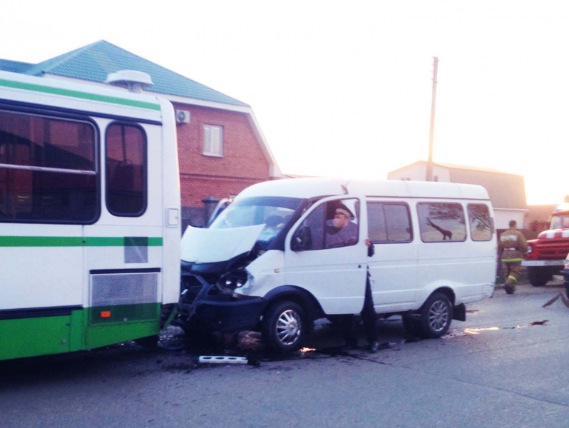 В Астрахани столкнулись автобус и маршрутка: пострадали два человека