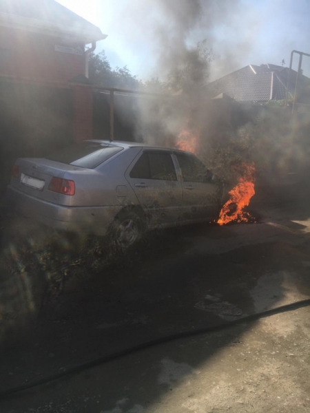В Астрахани у частного дома вспыхнуло авто