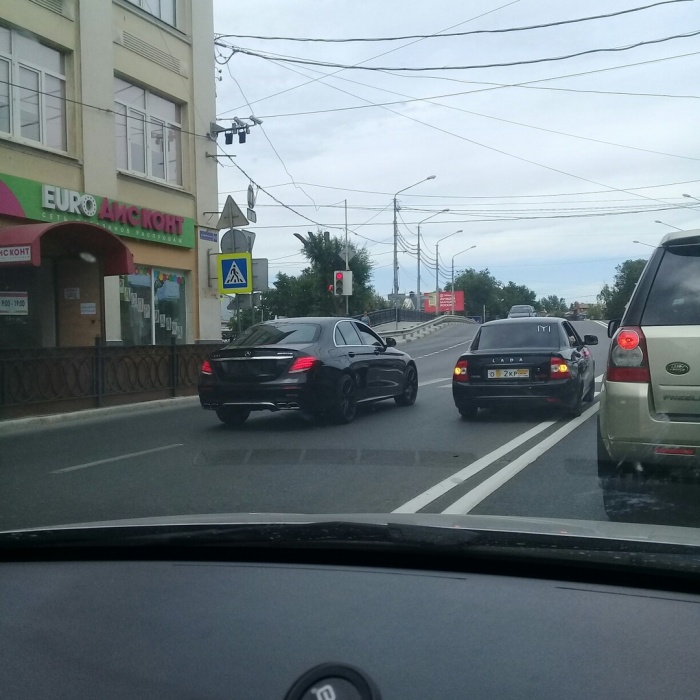 Соцсети: в Астрахани свадебный кортеж из семи машин катается по городу с заклеенными номерами и со стрельбой 