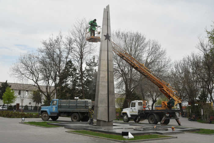Астраханские памятники героям Великой отечественной войны облагораживают коммунальные службы города 