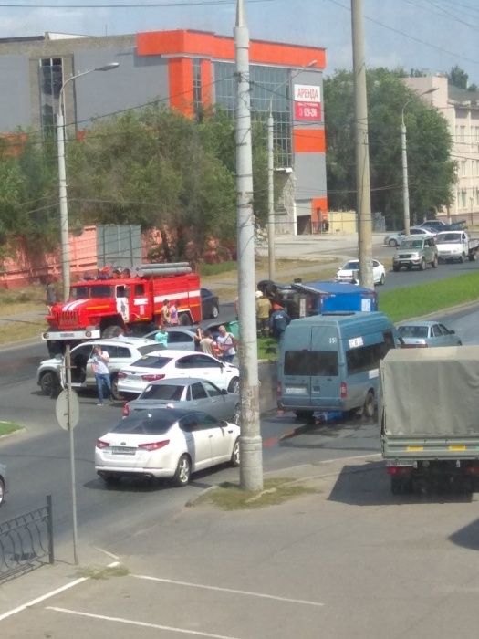В Астрахани на Н.Островского серьезная авария и жуткая пробка. ГАЗель опрокинулась