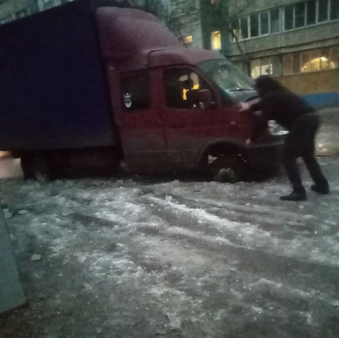 На одной из улиц Астрахани лёд взял в плен сразу две машины