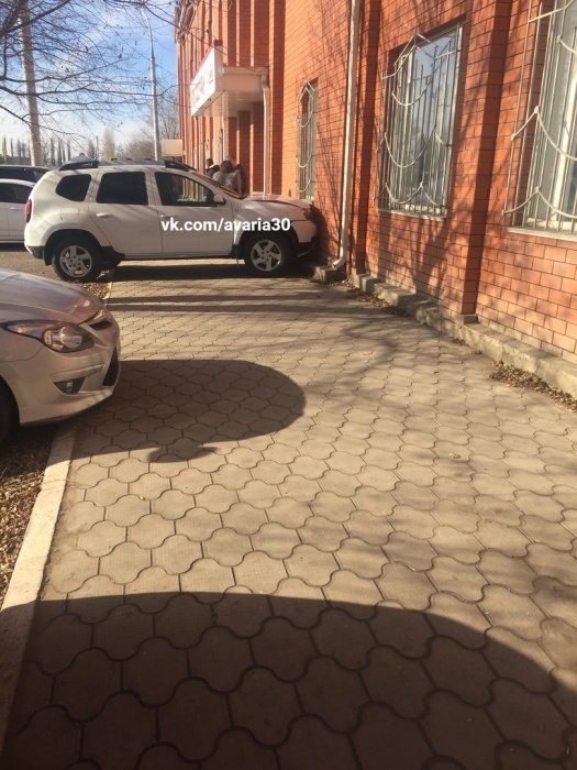 В Астрахани иномарка въехала в здание Росгосстраха