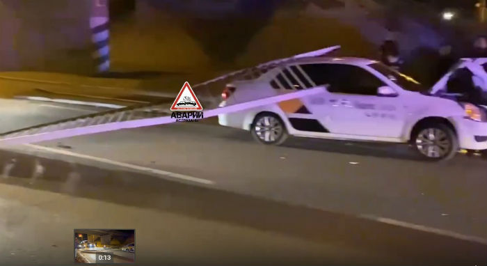 В Астрахани ограждение моста рухнуло на автомобиль