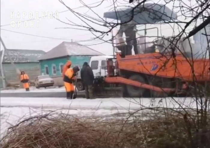 Общественники требуют переукладки асфальта, закатанного в снег в астраханском селе
