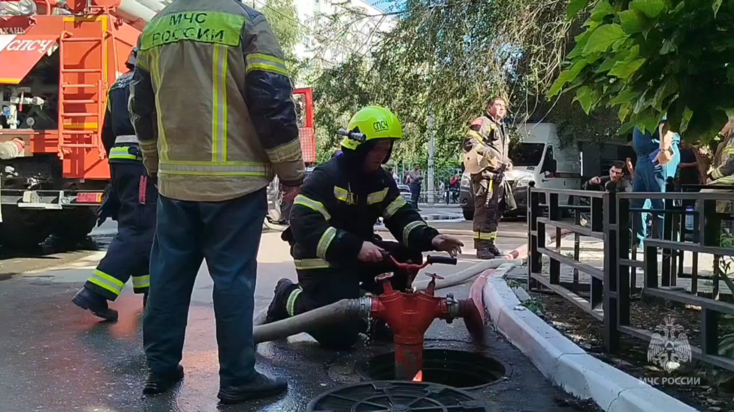 Астраханские огнеборцы спасли из дымовой ловушки два десятка жизней