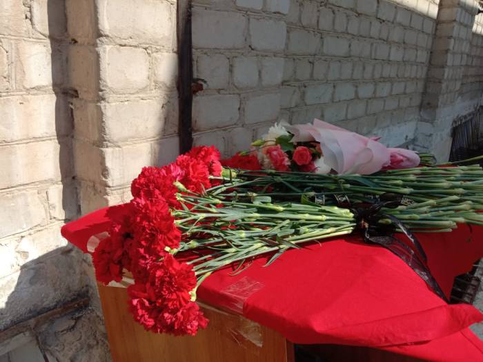 Мать Героя России Алексея Калмыкова, погибшего в СВО, открыла памятную доску в честь сына в Астрахани