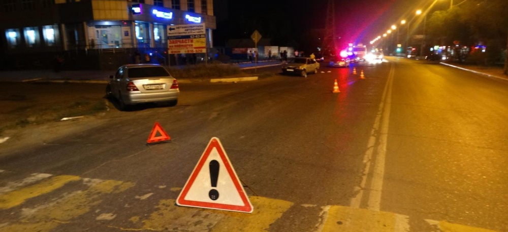 Астраханец, лишенный прав, сбил водителя, толкавшего свое авто из-за закончившегося бензина