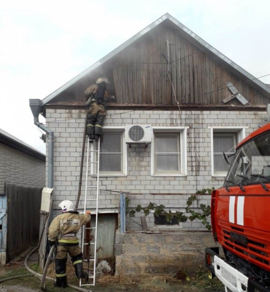 Крупный пожар в Астрахани тушили 22 человека и 14 единиц спецтехники