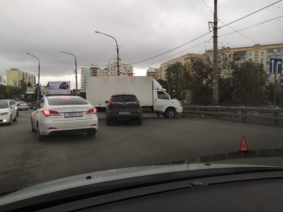 Жесткая тройная авария на путепроводе в Астрахани попала на видео