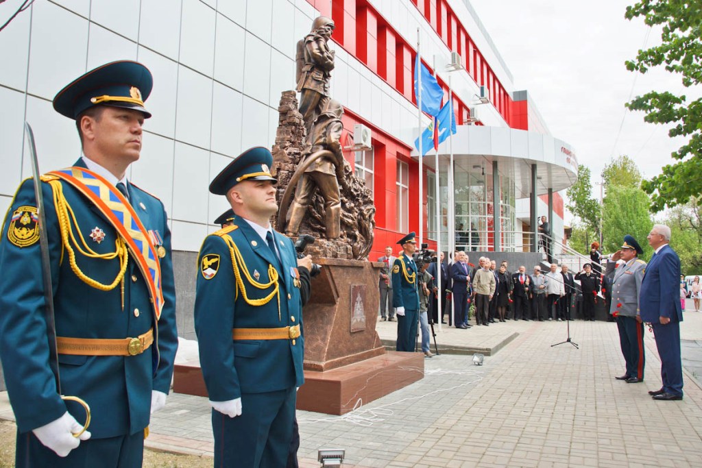 В Астрахани появился памятник спасателям