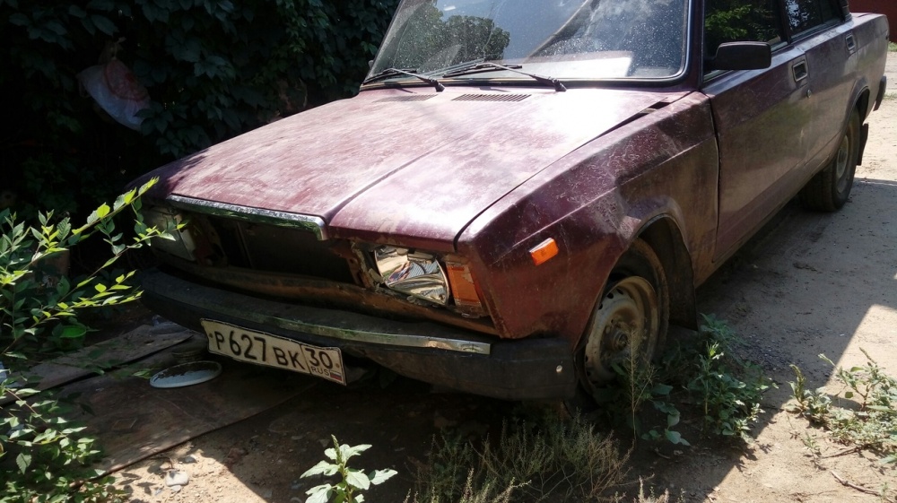 В Астрахани ищут хозяина разбитого автомобиля