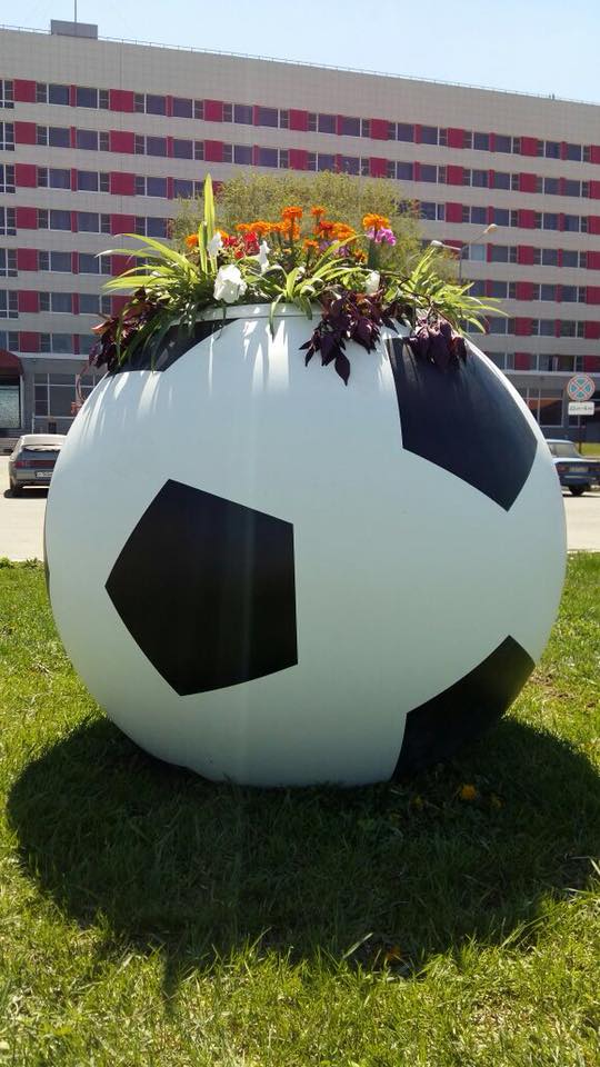 По Астрахани "раскидали" гигантские футбольные мячи