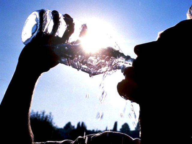 Астраханская полиция раздает на трассе водителям воду