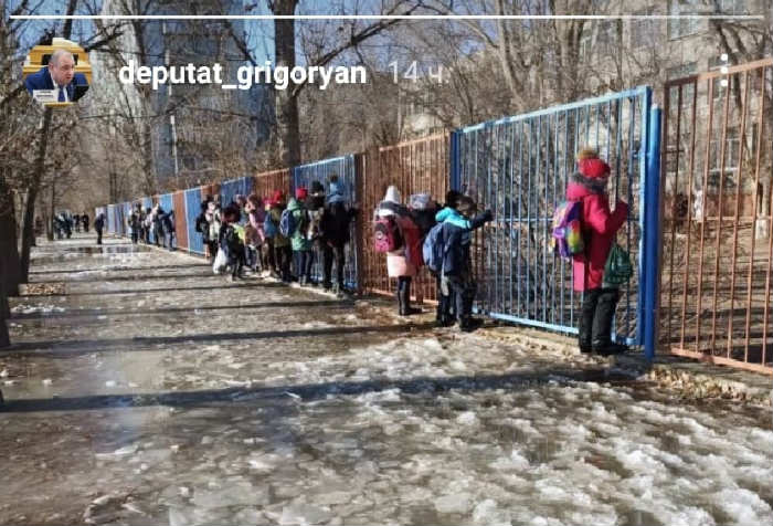 Фото дня: еще никогда знания не давались астраханским школьникам так трудно