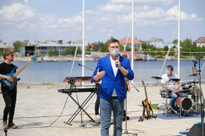Астраханским врачам, находящимся на обсервации, устроили концерт