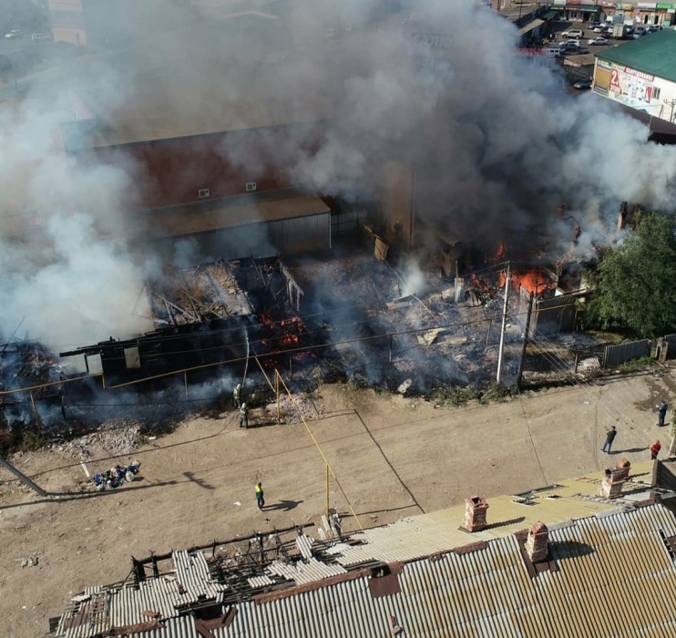 В Астрахани тушат крупный пожар на Славянке: кадры ЧП