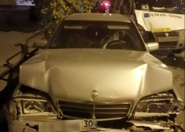 В Астрахани 43-я маршрутка попала в серьезное ДТП с пятью машинами, пятеро пострадавших