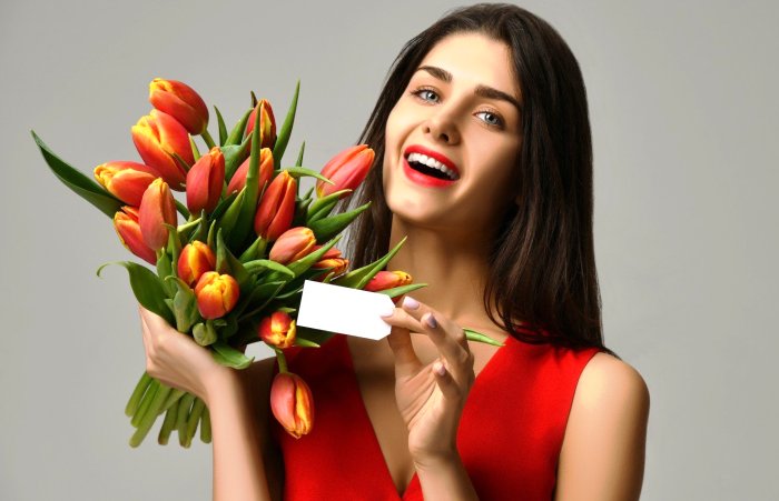 В Астрахани 8 марта у женщин ассоциируется с мимозами и тюльпанами, у мужчин — с розами