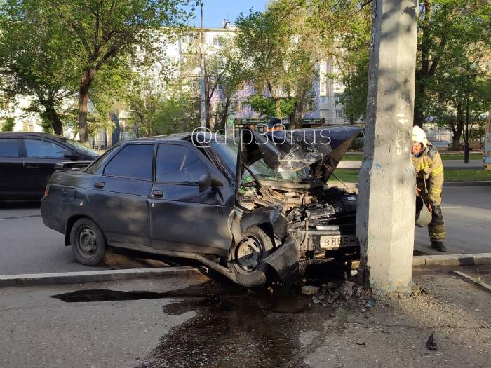 Астраханец уснул за рулём и влетел в столб