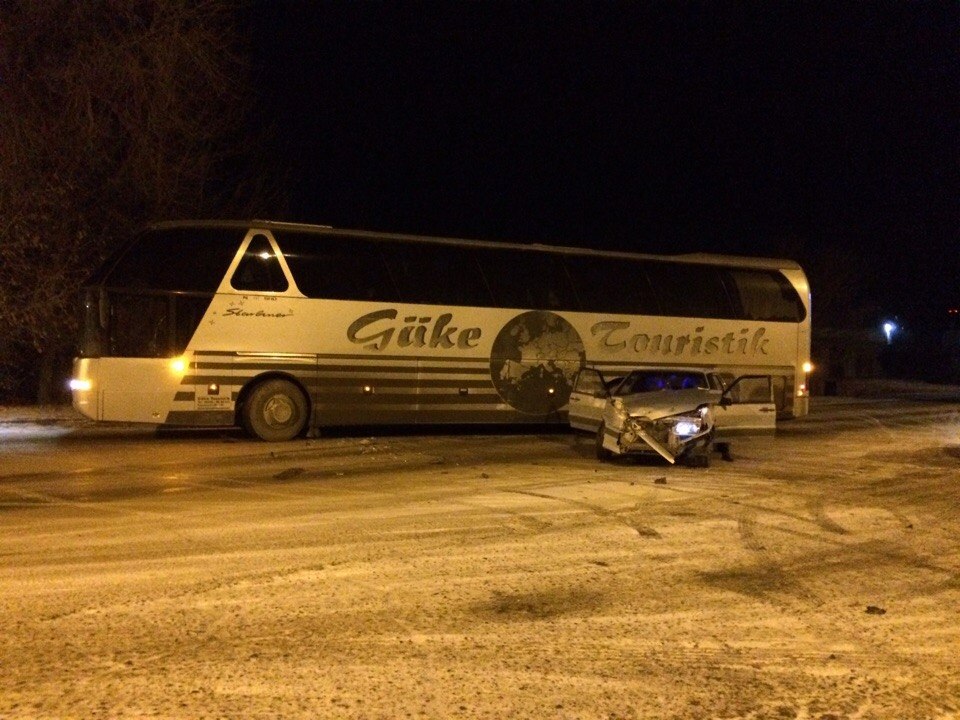 В Астрахани столкнулись автобус и легковушка