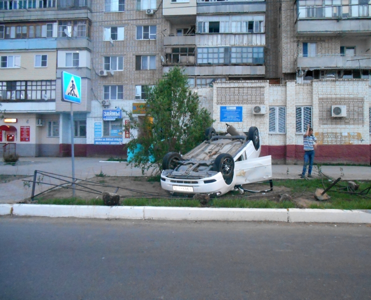 Под Астраханью опрокинулась иномарка: за рулем находилась пьяная 25-летняя девушка без прав