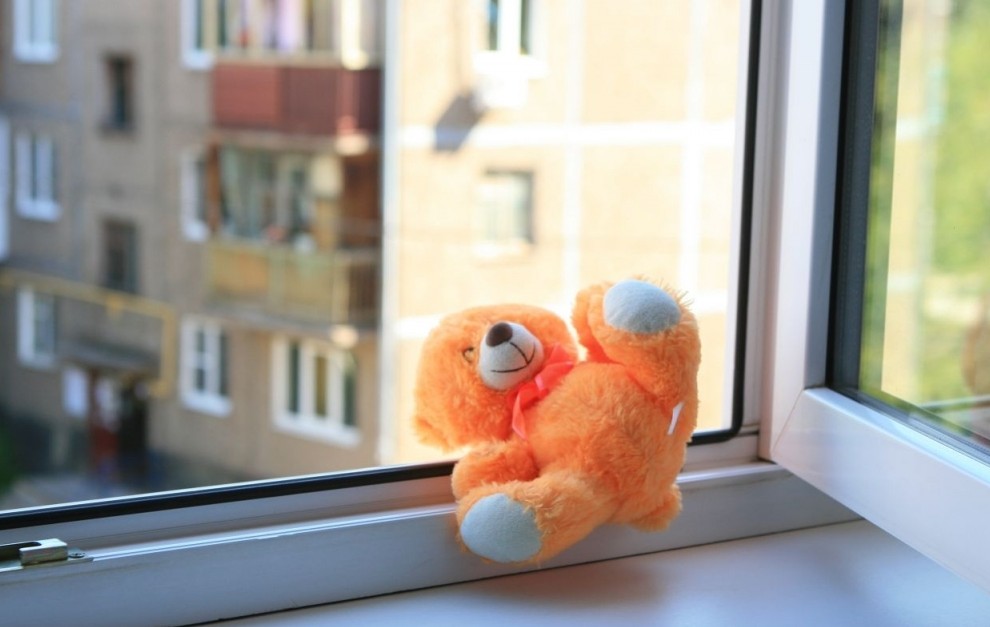 В Астраханской области двухлетний малыш выпал из окна