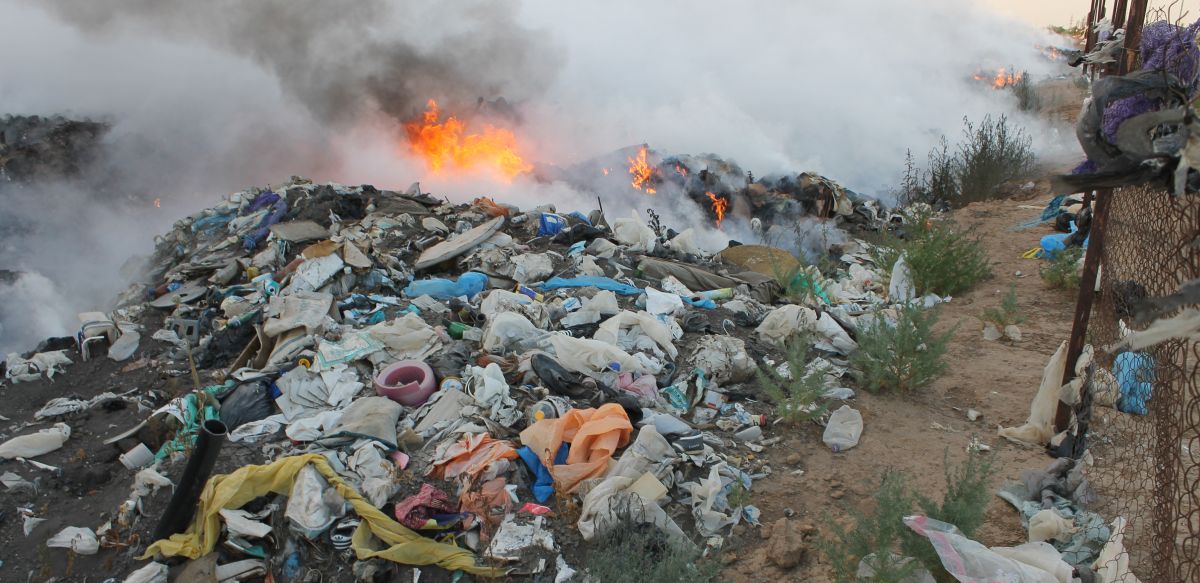 Свалка снова горит под Астраханью