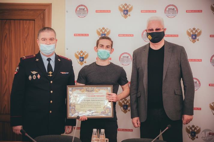 Астраханского студента наградили за бдительность: он вызвал полицию, заметив на улице человека с оружием