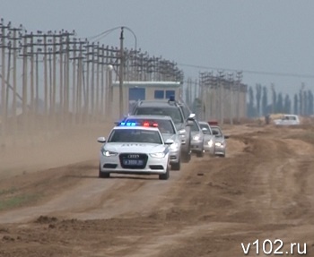 Две машины кортежа губернатора Волгоградской области улетели в кювет (но главная машина не пострадала)  