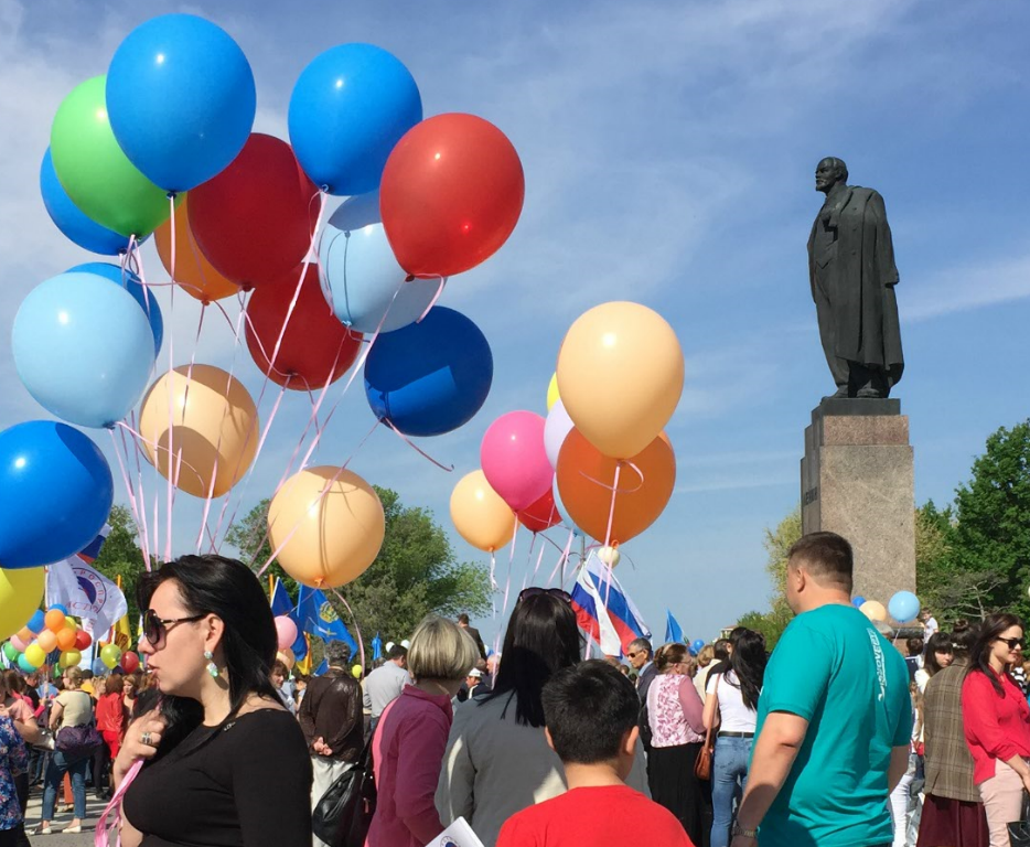 Праздник-праздником, а митинги врозь