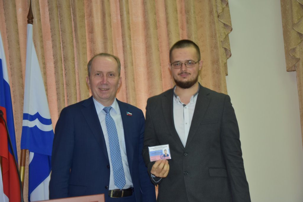 Игорь Седов вручил удостоверения молодым законодателям первого созыва