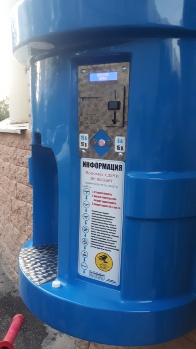 А как еще спасаться. В Астрахани у подъезда установили водомат. ВИДЕО