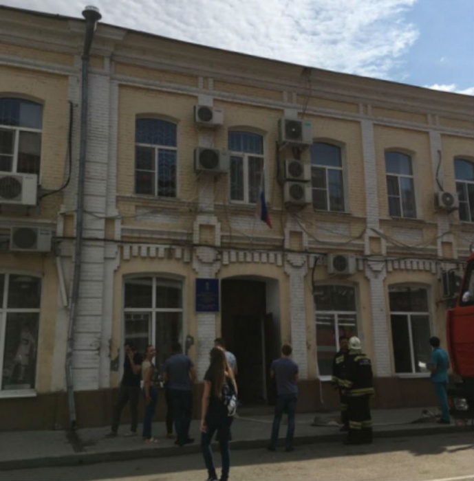 В здании, где находится минспорта и УФССП Астраханской области, произошел пожар