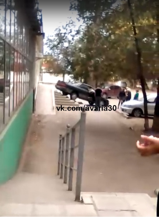 Астраханцы засняли на видео очень странный маневр автомобилиста