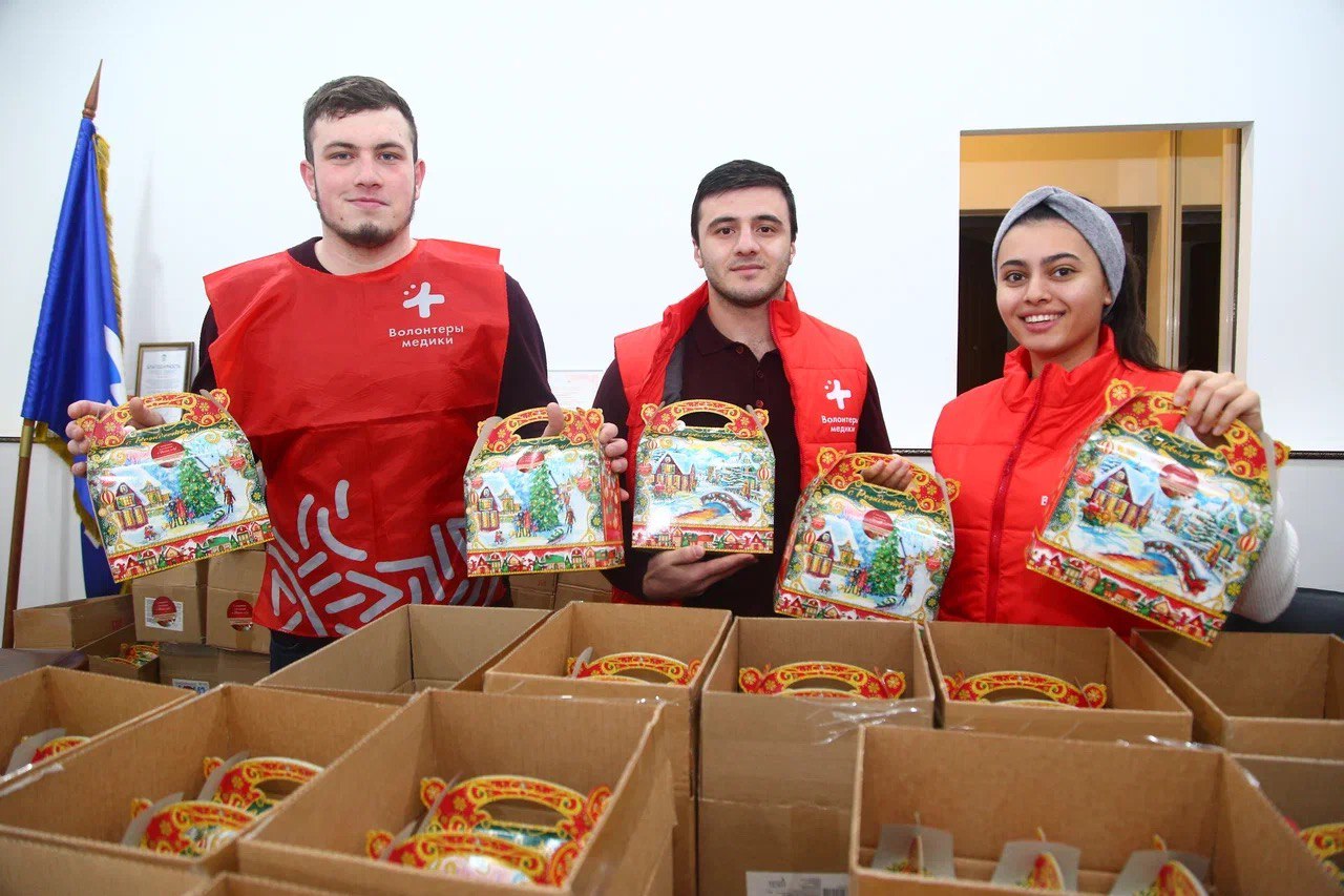 Леонид Огуль передал детям ЛНР 400 сладких подарков