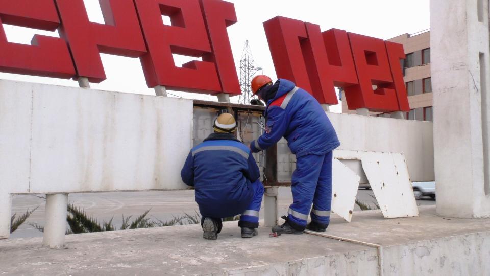 В Астрахани заработала подсветка стелы в сквере Победы