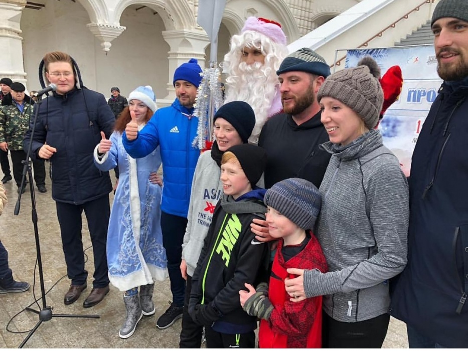 Американская семья приняла участие в новогодней пробежке в Астрахани