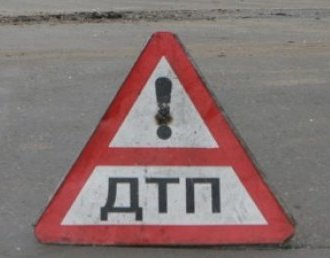 В Астрахани столкнулись такси и скутер