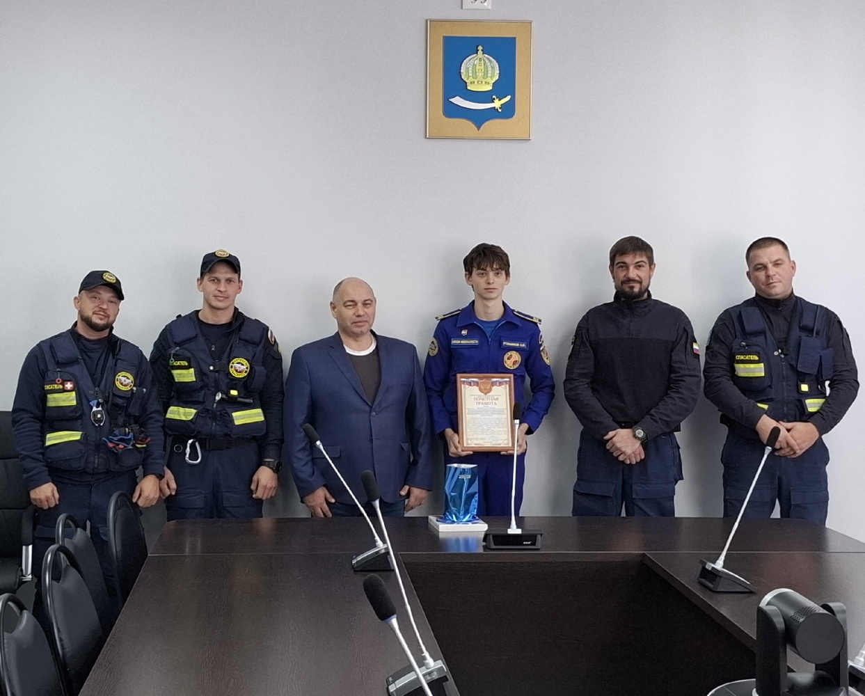 В Астрахани наградили подростка, спасшего человека на улице