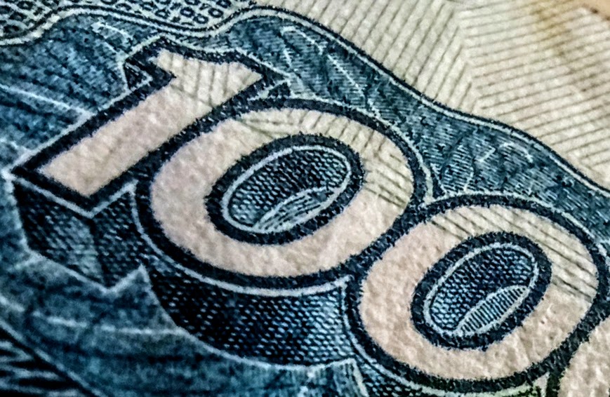 Топ-100 российских госслужащих и депутатов, по данным Forbes, заработали больше, чем вся Астраханская область